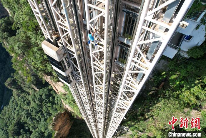 57岁法国攀岩者马今在张家界百龙天梯外裸钢结构