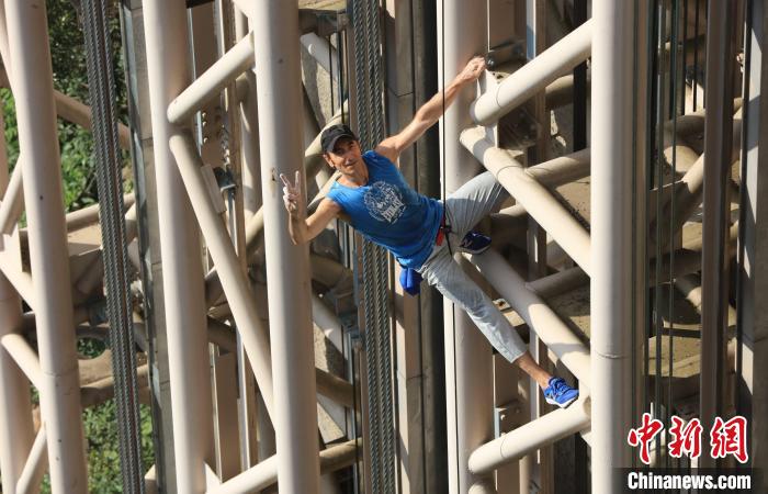 57岁法国攀岩者马今在张家界百龙天梯外裸钢结构