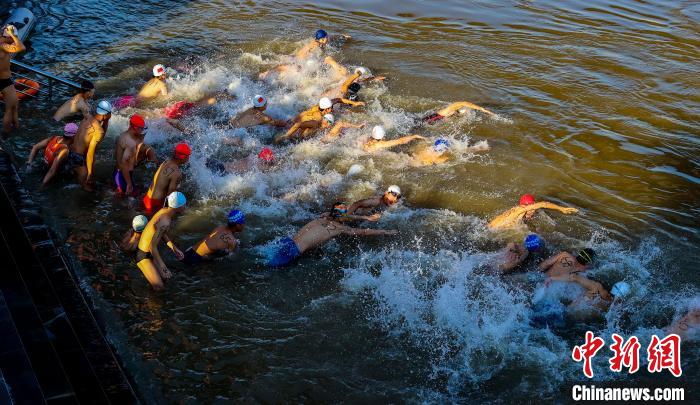 武汉渡江节千余名泳者挑战长江天堑，横渡盛景