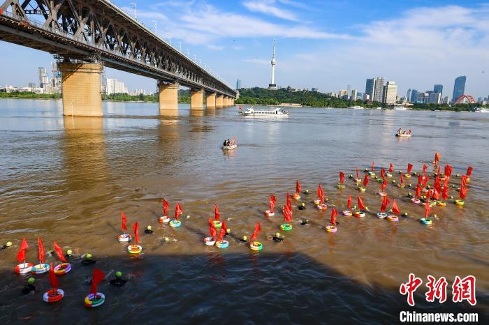 武汉渡江节千余名泳者挑战长江天堑，横渡盛景