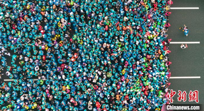 13000跑者齐聚仙女湖 全程为爱奔跑主题赛事精彩