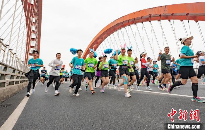 13000跑者齐聚仙女湖 全程为爱奔跑主题赛事精彩