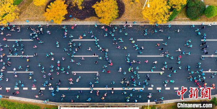 13000跑者齐聚仙女湖 全程为爱奔跑主题赛事精彩