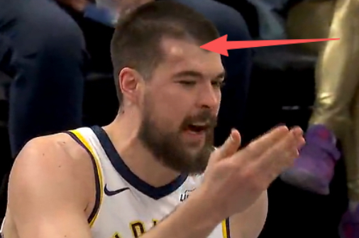 NBA常规赛突发意外：克林根挥臂击中祖巴茨额头