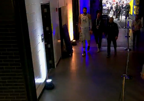 NBA常规赛突发意外：克林根挥臂击中祖巴茨额头