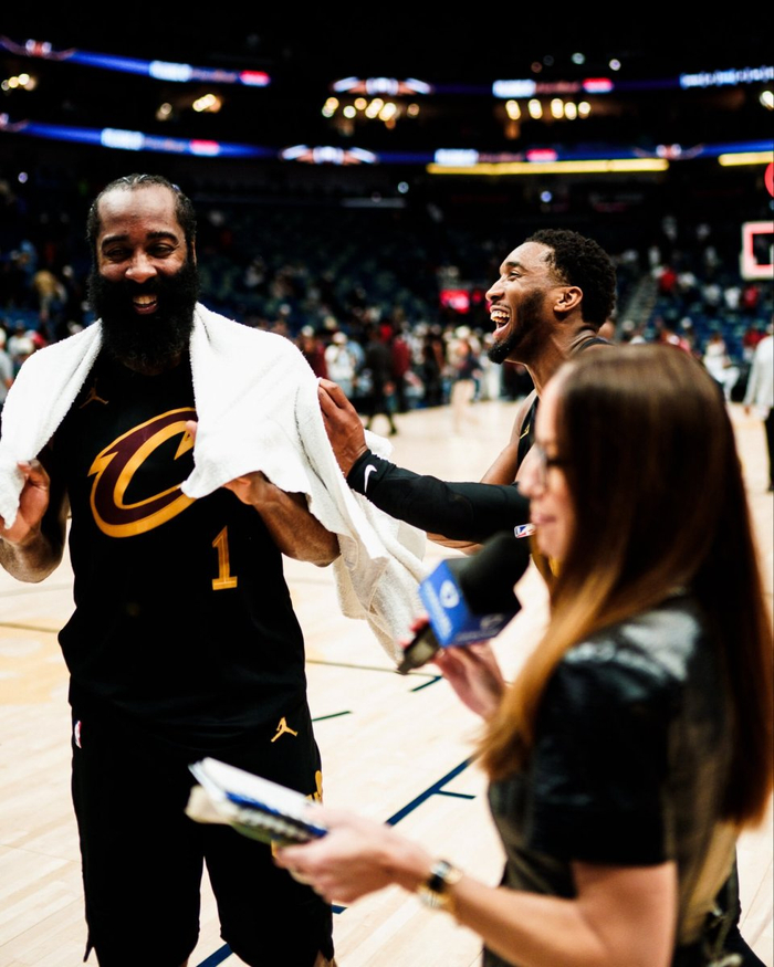 哈登晒合照暗示骑士队内化学反应升温