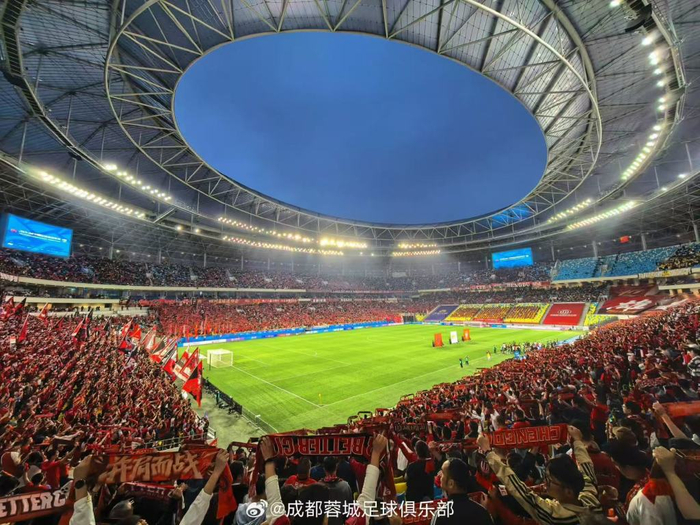 成都蓉城5-1大胜西海岸领跑积分榜